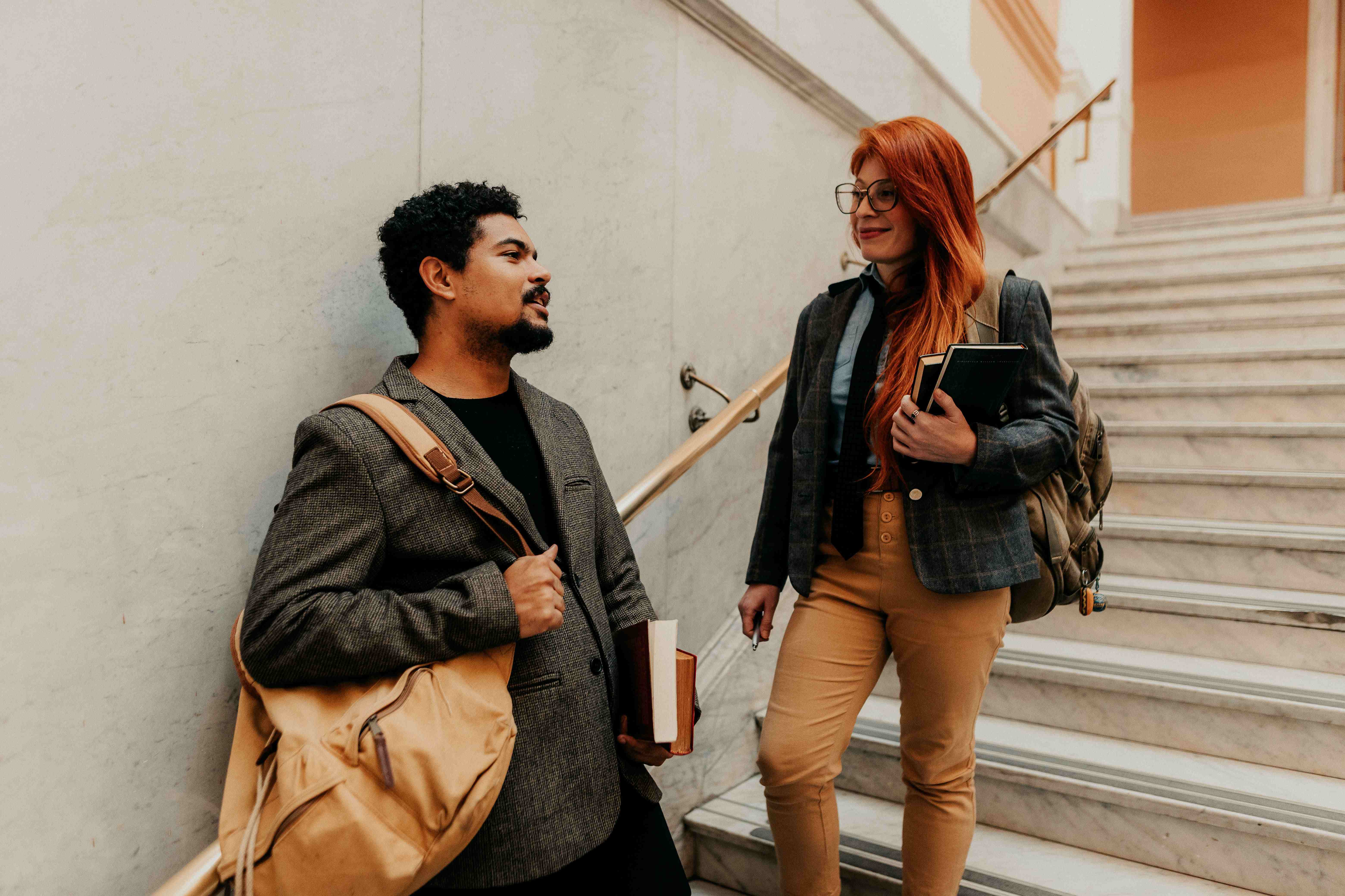 Studenten im Uni-Treppenhaus